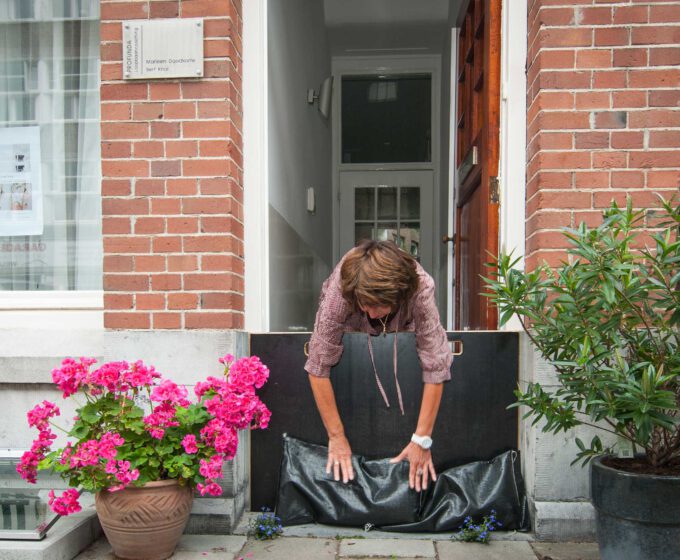 Schot en zandzakken voor de deur als maatregel tegen overstroming Amsterdam Weerproof