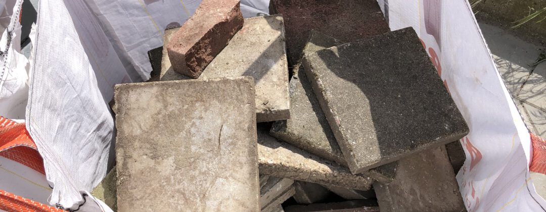 tegels uit de tuin in tas bij Tuttifruttidorp Amsterdam Weerproof