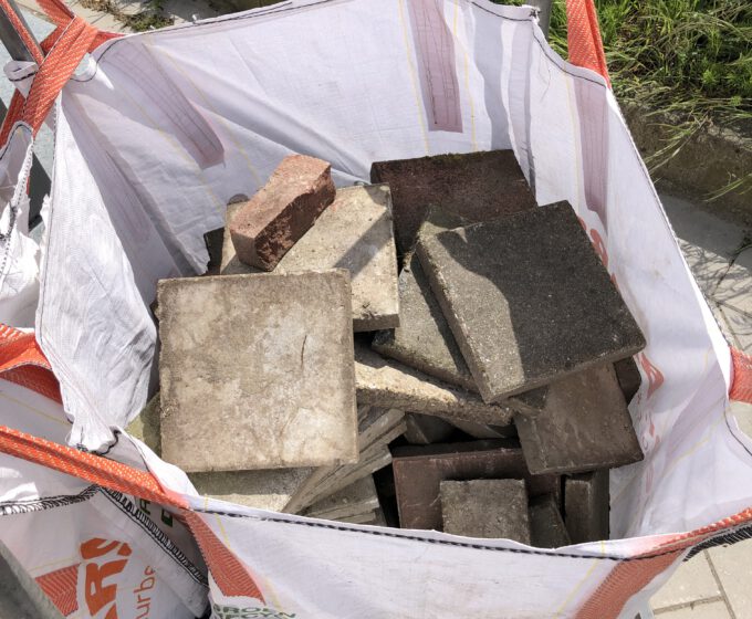 tegels uit de tuin in tas bij Tuttifruttidorp Amsterdam Weerproof