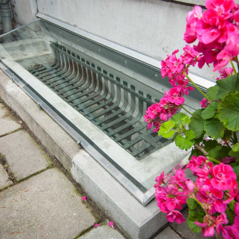 Verhoogde drempel en regenscherm voor souterrain raam Amsterdam Weerproof