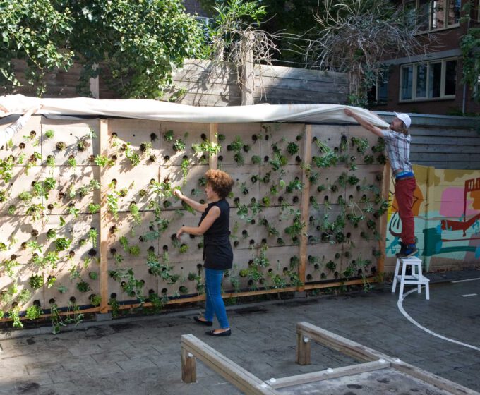 Verticale schooltuin Sint Janschool Amsterdam Weerproof