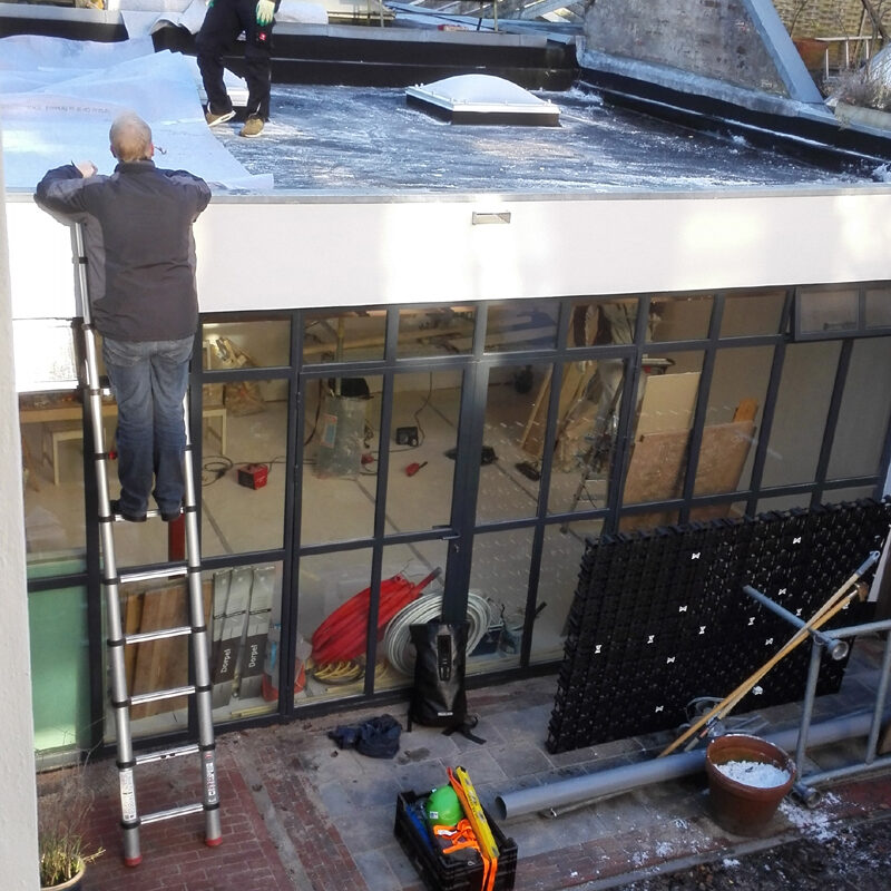 Aanleg BloemDwars groen dak met zonnepanelen Amsterdam Weerproof