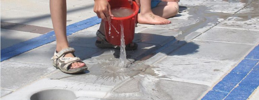 Spelen met water in tegelgootjes Amsterdam Weerproof