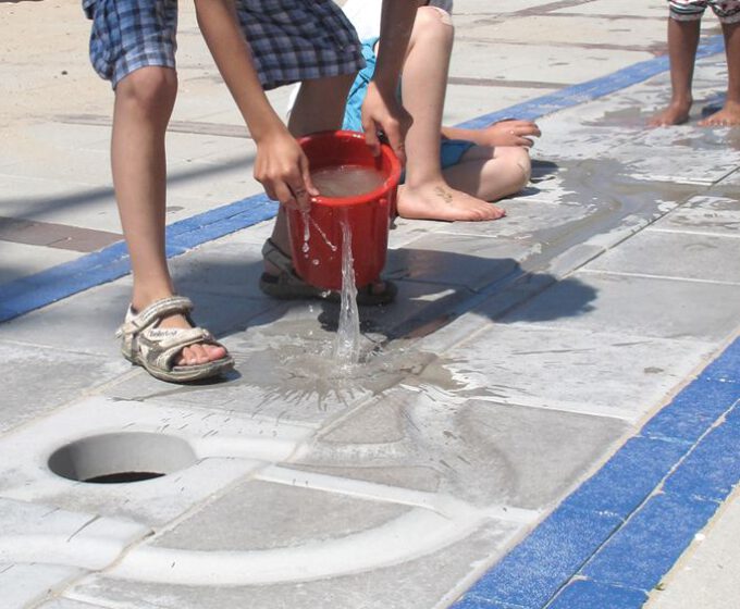 Spelen met water in tegelgootjes Amsterdam Weerproof