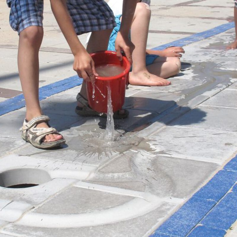 Spelen met water in tegelgootjes Amsterdam Weerproof