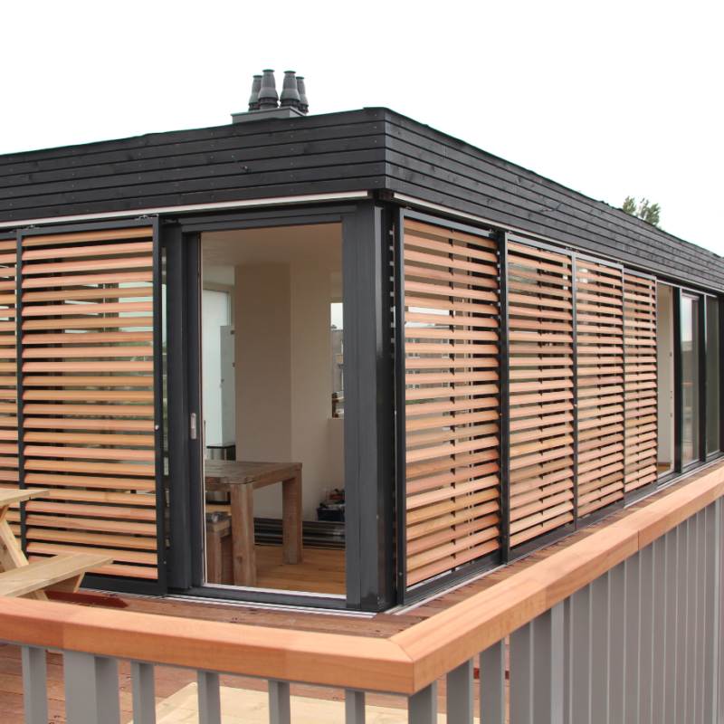 Gebouw op dak met ingebouwde zonwering en groen dak tegen hitte Amsterdam Weerproof