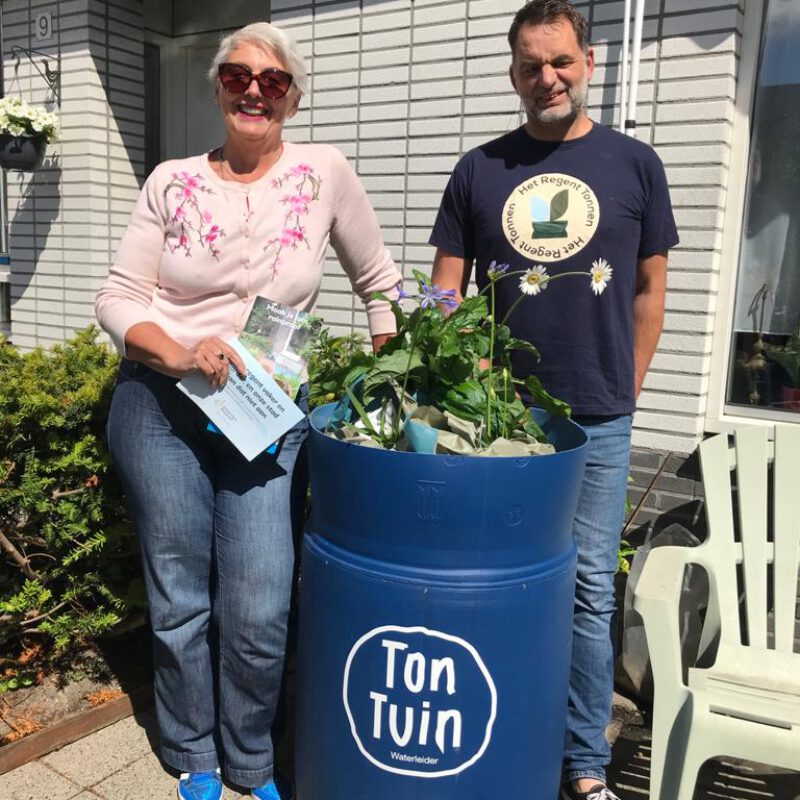 Regenton van Tontuin met planten en blije bewoner