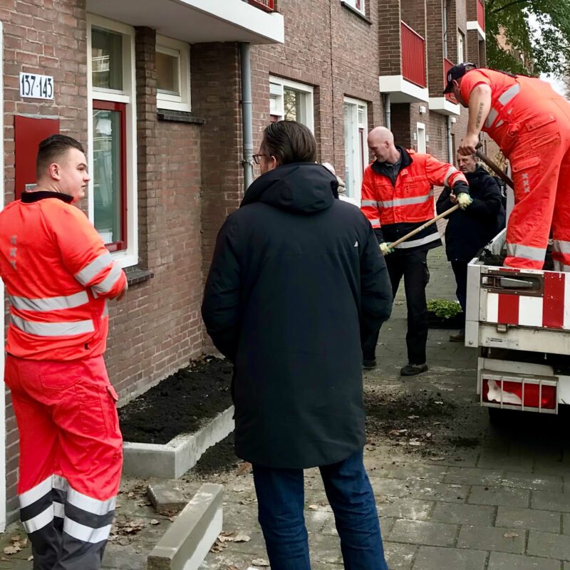 Werkmannen leggen 1000e geveltuin aan Amsterdam Weerproof