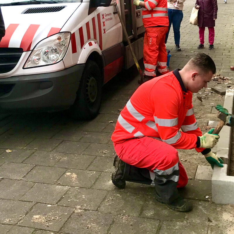 Werkmannen leggen 1000e geveltuin aan Amsterdam Weerproof