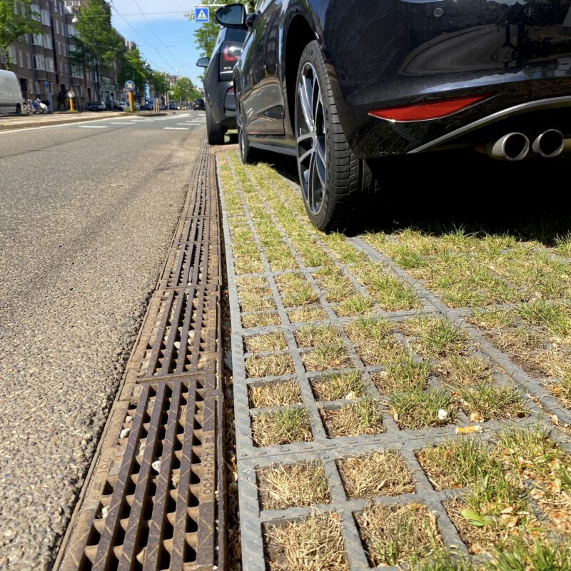 Halfverharding op parkeerplekken met bedekte goot Amsterdam Weerproof