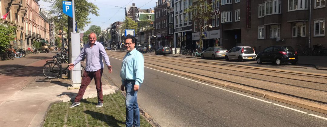 Groene parkeervakken met halfverharding, gras en bedekte goot Amsterdam Weerproof