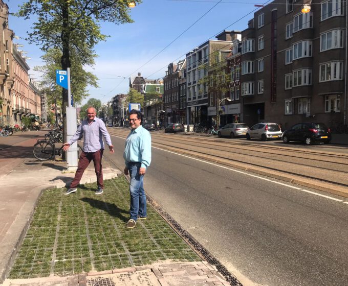 Groene parkeervakken met halfverharding, gras en bedekte goot Amsterdam Weerproof