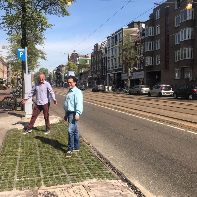 Groene parkeervakken met halfverharding, gras en bedekte goot Amsterdam Weerproof