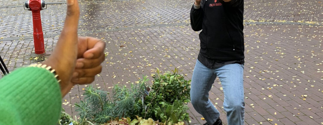 Enthousiaste meiden leggen geveltuin aan bij woning Eigen Haard Amsterdam Weerproof