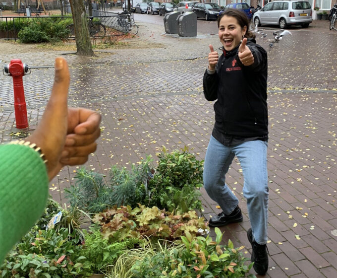 Enthousiaste meiden leggen geveltuin aan bij woning Eigen Haard Amsterdam Weerproof