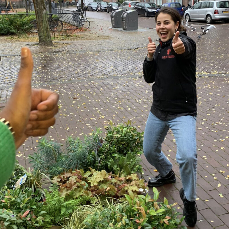 Enthousiaste meiden leggen geveltuin aan bij woning Eigen Haard Amsterdam Weerproof
