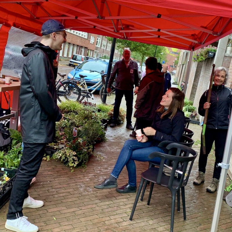 Vrijwilligers van Eigen Haard leggen geveltuin aan Amsterdam Weerproof