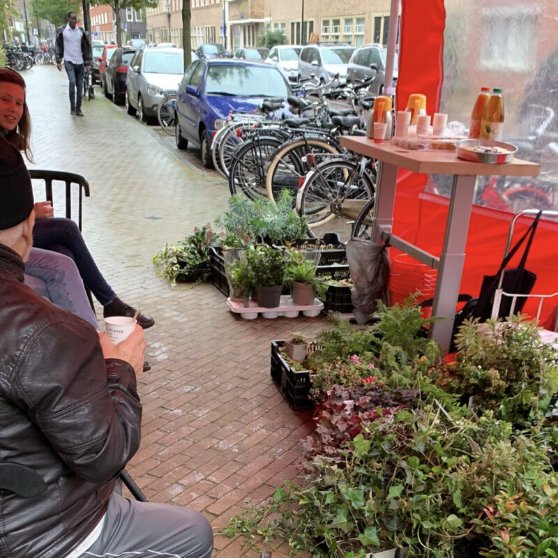 Vrijwilligers van Eigen Haard leggen geveltuin aan Amsterdam Weerproof