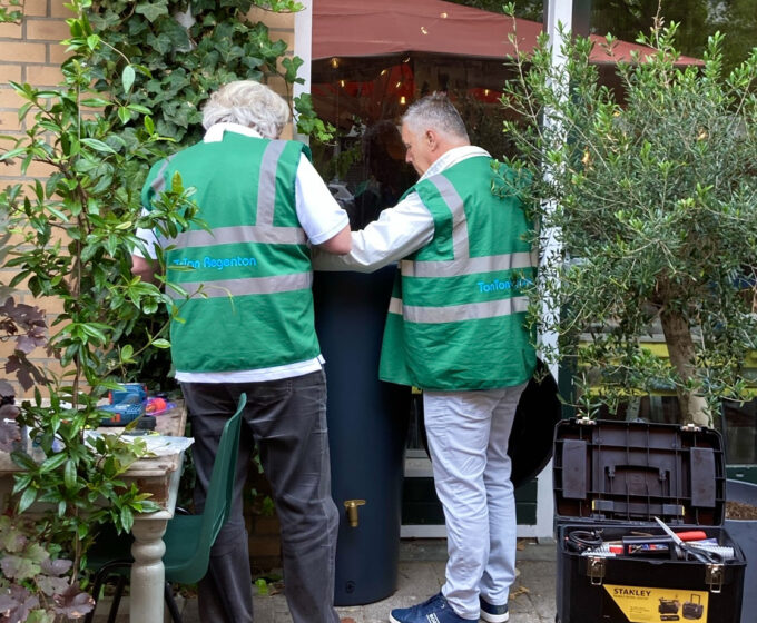 Regenton van TonTon op terras van Knowledge Mile Amsterdam Weerproof