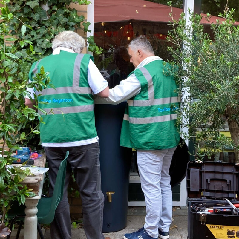 Regenton van TonTon op terras van Knowledge Mile Amsterdam Weerproof