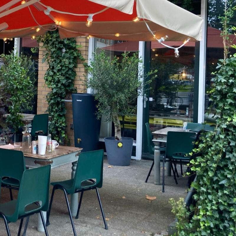 Regenton van TonTon op terras van Knowledge Mile Amsterdam Weerproof