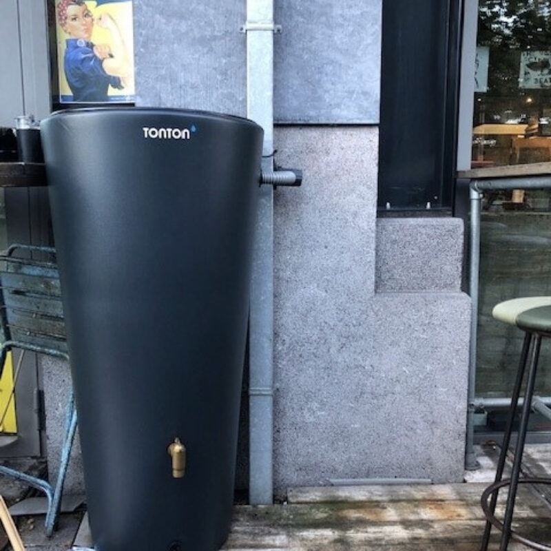 Regenton van TonTon op terras van Knowledge Mile Amsterdam Weerproof