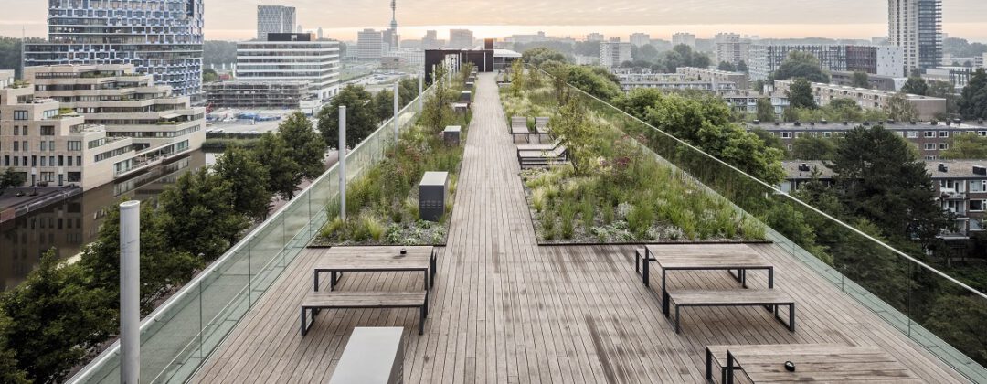 Daktuin met banken op De Boel van Vesteda kijkt uit op Zuidas Amsterdam Weerproof