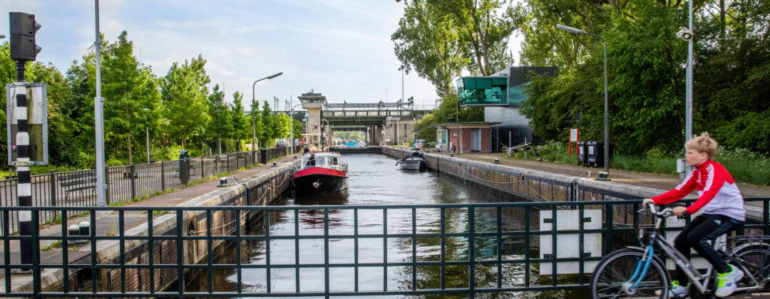 Brug met sluis en bootjes op de weg van Ommetje Zuidas audiotour Amsterdam Weerproof