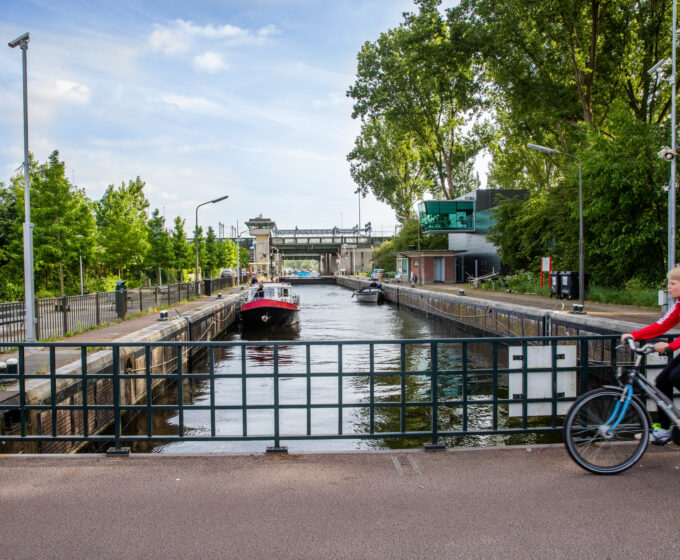 Brug met sluis en bootjes op de weg van Ommetje Zuidas audiotour Amsterdam Weerproof