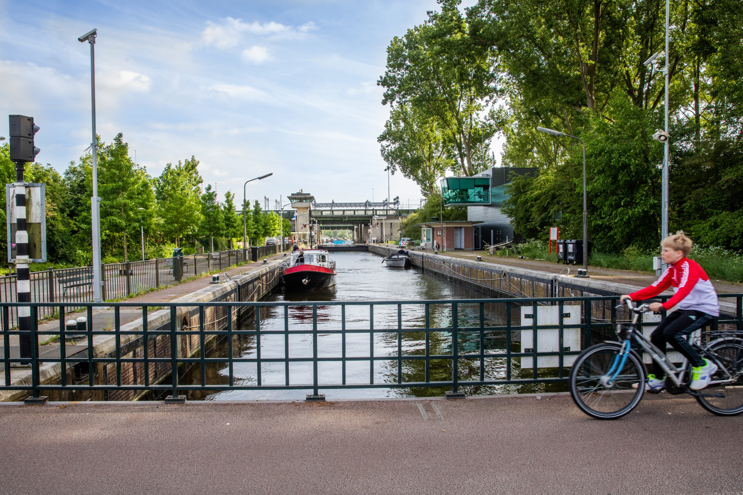 Brug met sluis en bootjes op de weg van Ommetje Zuidas audiotour Amsterdam Weerproof