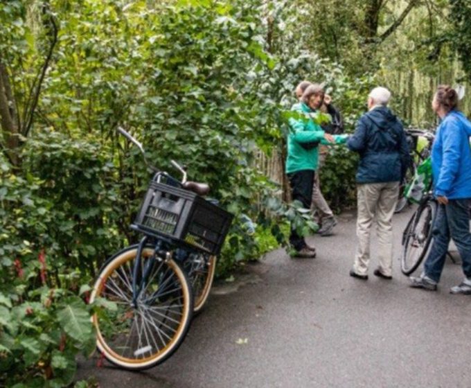 Fietsexcursie door groen park met tuintjes Groene Noordmakers Amsterdam Weerproof