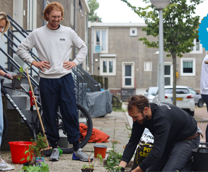 Onze Straat actie in Amsterdam Noord tuinen vergroenen door vrijwilligers Amsterdam Weerproof en Gemeente Amsterdam