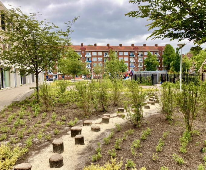 Plein Jacob Geelbuurt met bomen, struiken, kronkelpaadjes en zitbankjes Amsterdam Weerproof