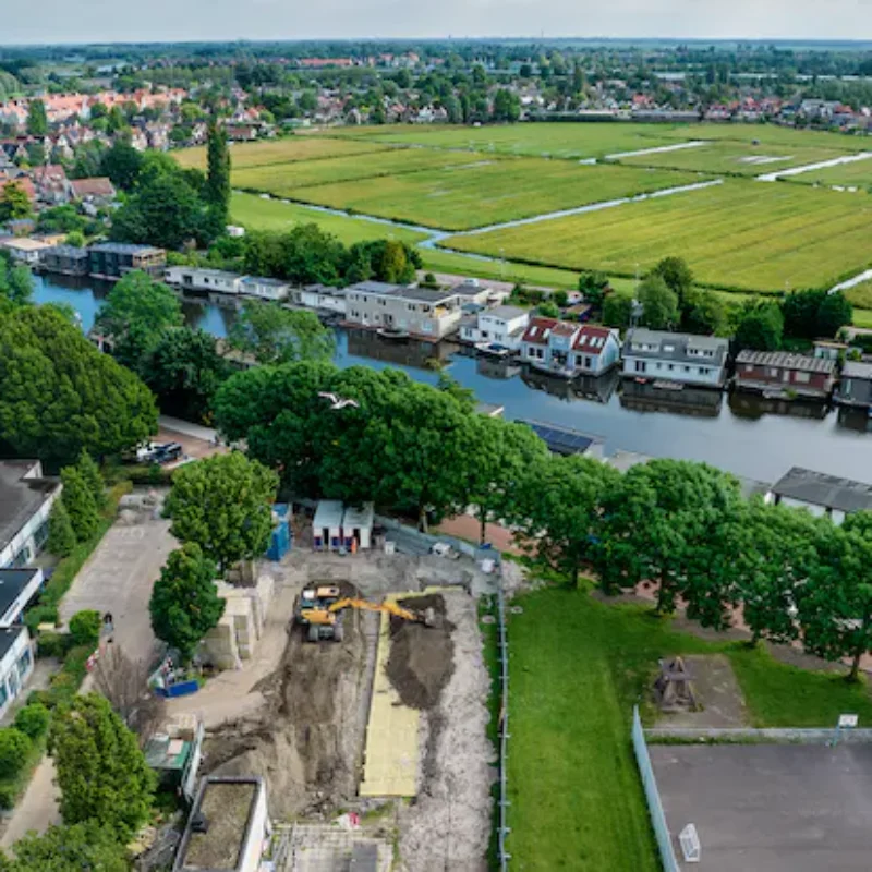 Werkzaamheden aan Rockflow waterberging onder sportveld in Tuindorp Oostzaan Amsterdam Weerproof