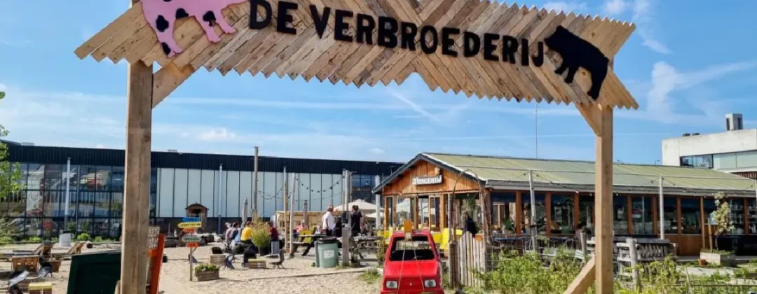 Ingang van het Verbroederij kennis café door Amsterdam Weerproof