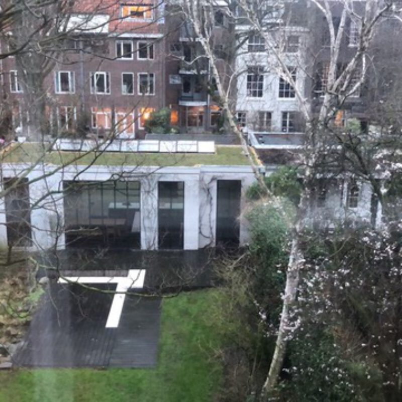 Groen op het tuinhuis op de Herengracht door de Groendakspecialist