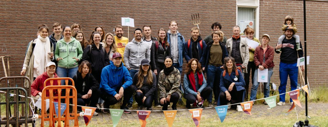 Groepsfoto van Onze Straat Actie in Noord 2023 door Amsterdam Weerproof