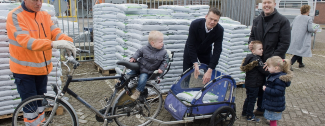 Gezin haalt aarde op met de fiets op Nationale compostdag