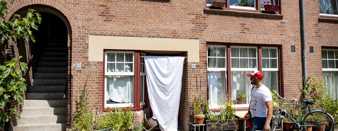 Gordijnen en lakens als zonwering tegen hitte in Amsterdam Weerproof