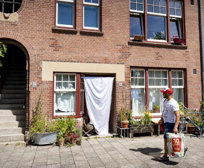 Gordijnen en lakens als zonwering tegen hitte in Amsterdam Weerproof