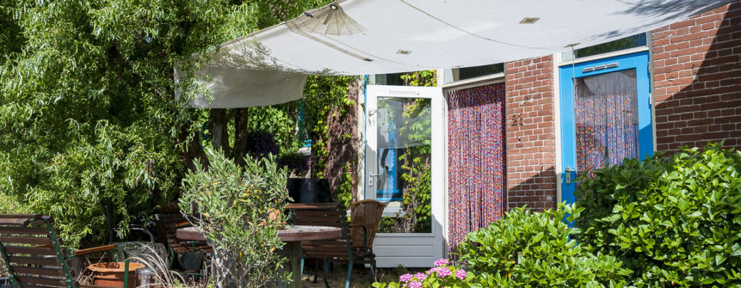 Schaduwdoeken in tuin opgehangen tegen hitte Amsterdam Weerproof