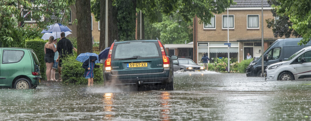 Auto's staan en rijden in het water door extreme neerslag Amsterdam Weerproof