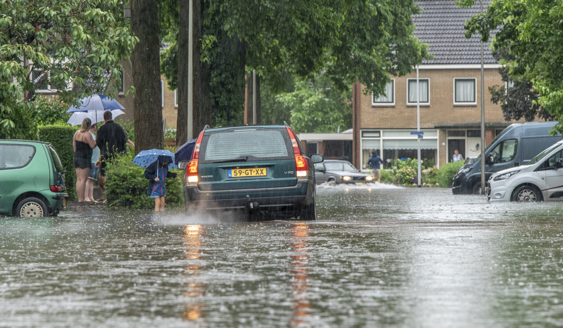 Auto's staan en rijden in het water door extreme neerslag Amsterdam Weerproof