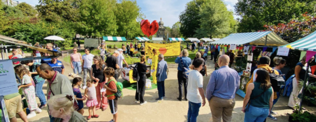 Milieumarkt met gekleurde stands in het Sarphatipark Amsterdam Weerproof