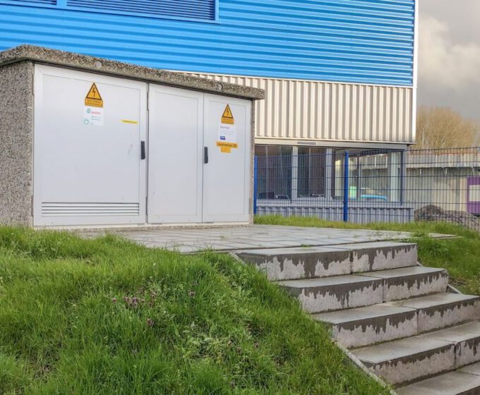 Electriciteitsvoorziening van Liander op een terp in Weesp Amsterdam Weerproof