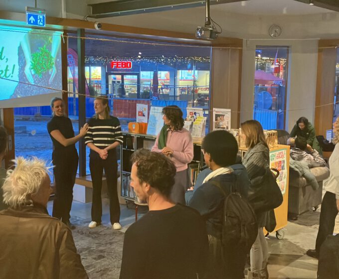 Noorderhuldiging in OBA van der Pek voor het NK Tegelwippen Amsterdam Weerproof