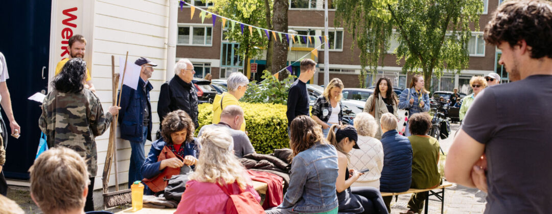 Onze Straatactie Noord de Banne crew aan picknicktafel Amsterdam Weerproof
