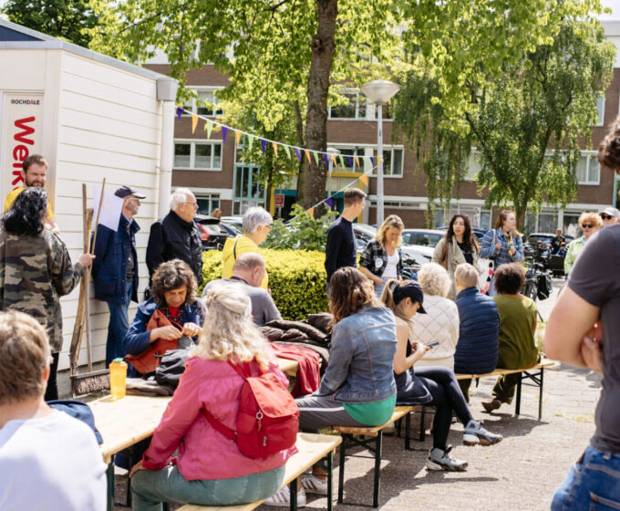 Onze Straatactie Noord de Banne crew aan picknicktafel Amsterdam Weerproof