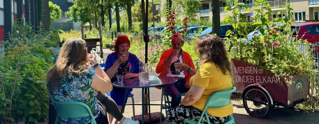 Hitte mensen buurthuis schaduw Amsterdam Noord