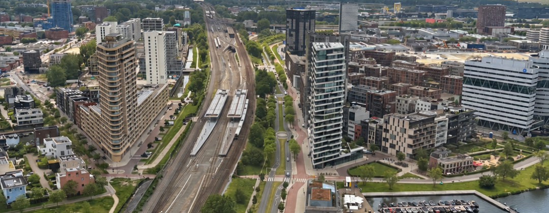 Stadszicht langs spoor en water